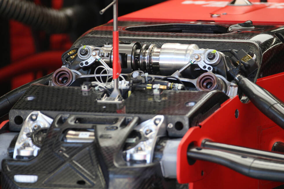 Foto zur News: Ferrari SF1000: Eine Detailaufnahme der vorderen Aufhängung am SF1000 und der Federung des Fahrzeugs an der Vorderachse.