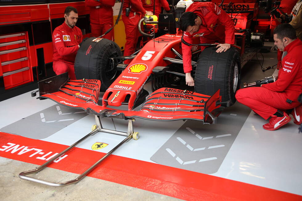 Foto zur News: Ferrari SF1000: Mittels Sensoren an den Frontflügel-Endplatten und zentral am Hauptprofil überprüft Ferrari, wie sich der Frontflügel während der Fahrt verformt. Die Sensoren messen den Abstand zwischen Flügel und Fahrbahn.