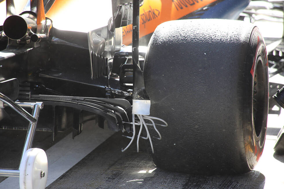 Foto zur News: McLaren MCL35: McLaren probiert in der zweiten Testwoche eine modifizierte Form seines Diffusors aus. Das neue Exemplar weist am äußeren Rand mehr Rundungen auf. Die oberen Flaps sind steil eingestellt und wirken dadurch fast wie Gurney-Kanten.