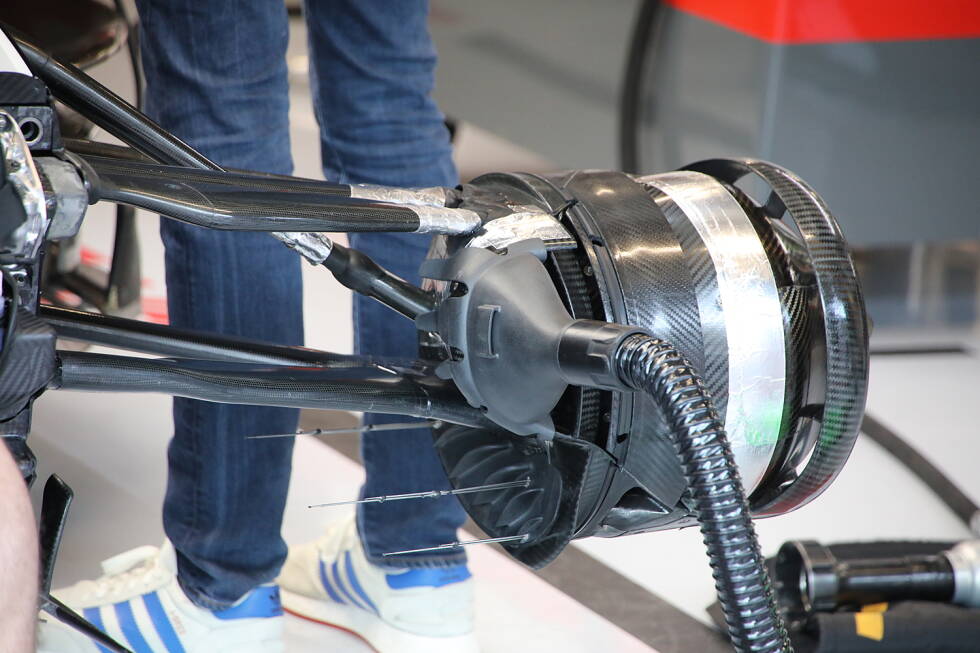 Foto zur News: Haas VF-20: Die Vorderradbremse ist im Ansatz ähnlich wie Ferrari. Auffällig sind die drei Metallstäbchen, die in der Halterung verbaut sind. Diese sollen Messdaten des Luftstromes liefern.