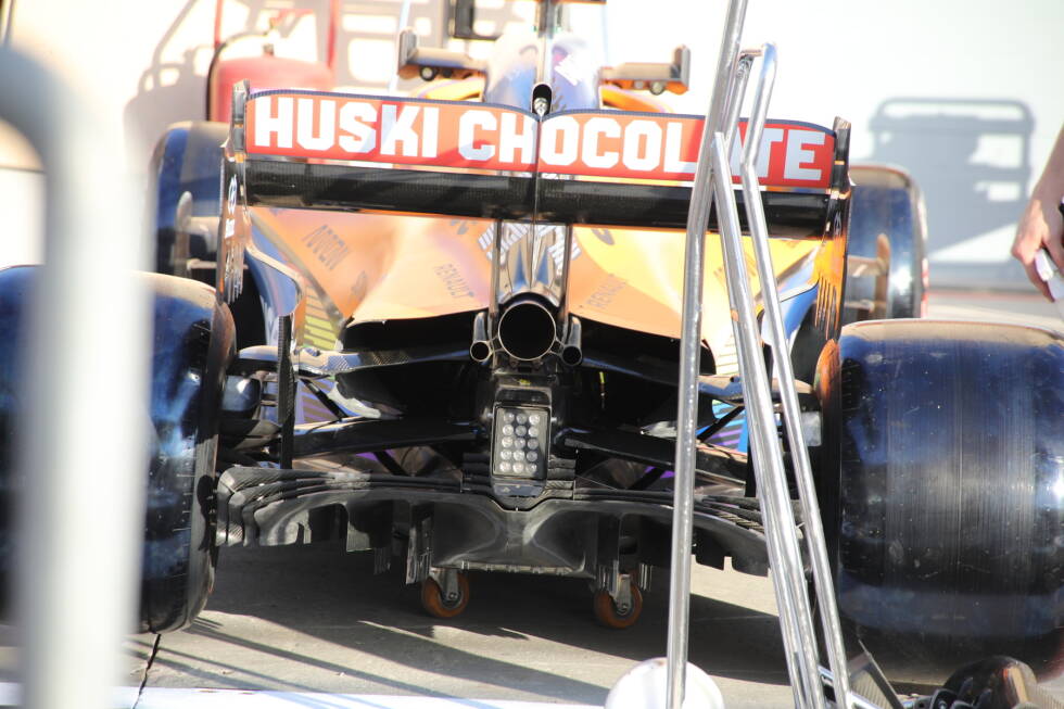 Foto zur News: McLaren MCL35: Heckpartie mit Auspuff