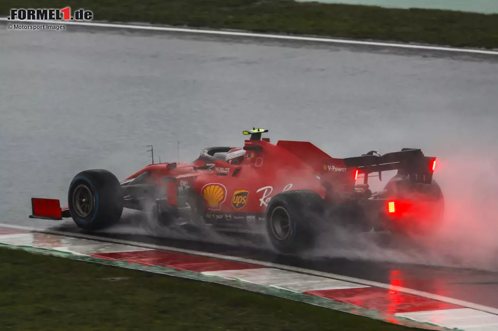 Die Gischt im Nassen gibt einen Eindruck davon, wie die diversen aerodynamischen Oberflächen eines Formel-1-Fahrzeug mit dem Luftstrom interagieren und diesen lenken. Foto zur News: Die Gischt im Nassen gibt einen Eindruck davon, wie die diversen aerodynamischen Oberflächen eines Formel-1-Fahrzeug mit dem Luftstrom interagieren und diesen lenken.