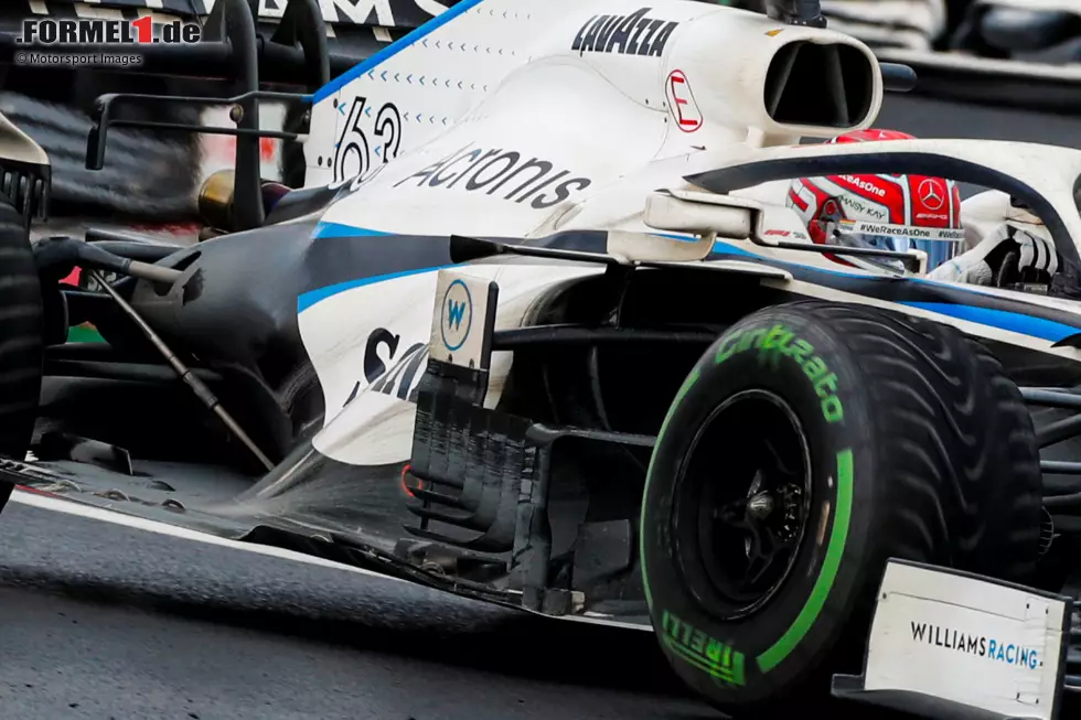 Schmutz und Öl haben ihre Spuren auf dem Williams FW43 hinterlassen. Es ist gut zu sehen, wie die Luft zunächst an der Motorhaube entlang nach unten strömt, ehe sie auf den Unterboden und weitere aerodynamische Oberflächen trifft. Foto zur News: Schmutz und Öl haben ihre Spuren auf dem Williams FW43 hinterlassen. Es ist gut zu sehen, wie die Luft zunächst an der Motorhaube entlang nach unten strömt, ehe sie auf den Unterboden und weitere aerodynamische Oberflächen trifft.