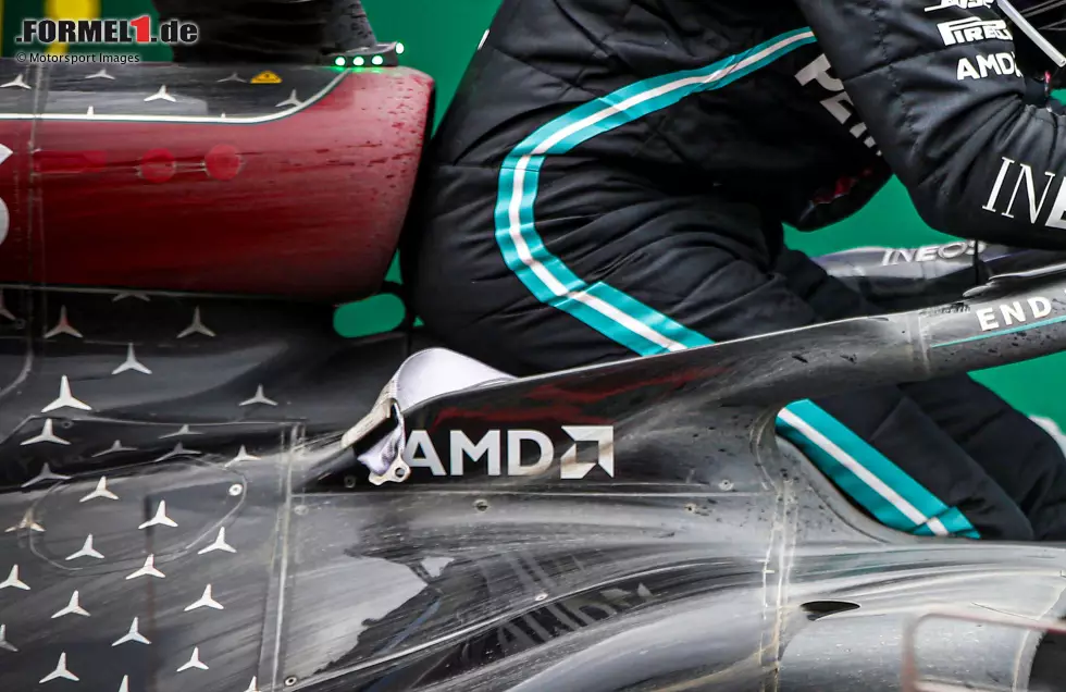 Foto zur News: Lewis Hamilton steigt aus seinem Mercedes-Cockpit. Und es zeigt sich, wie sich die Luft über die Motorhaube hinweg bewegt und wie sehr der Cockpitschutz Halo den Luftstrom beeinflusst.