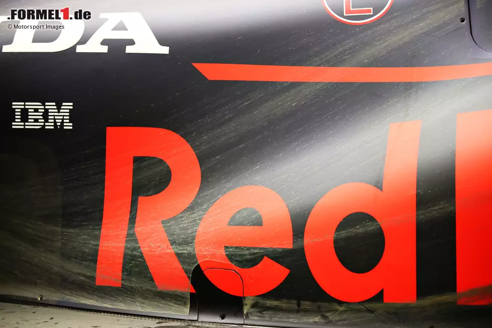 Red Bull ist bekannt für seine aerodynamischen Raffinessen. Hier sieht man, wie die Luft um den Seitenkasten hin zum Heck strömt. Foto zur News: Red Bull ist bekannt für seine aerodynamischen Raffinessen. Hier sieht man, wie die Luft um den Seitenkasten hin zum Heck strömt.