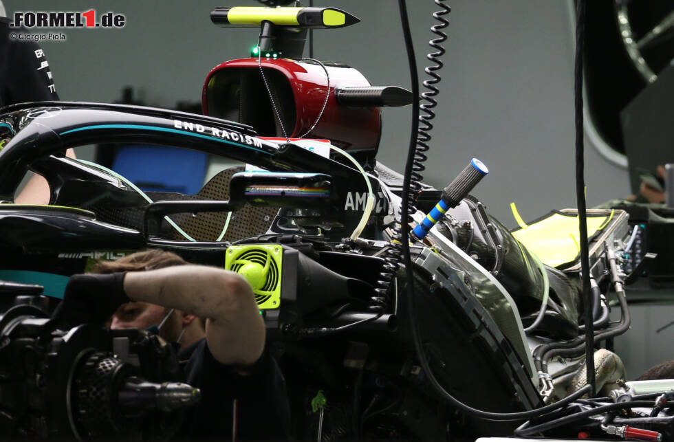 Foto zur News: Mercedes W11: Motorinstallation
