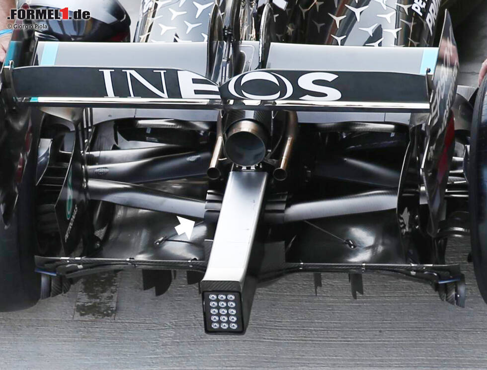 Foto zur News: Mercedes W11: Auspuff mit Winglets an der Crashstruktur