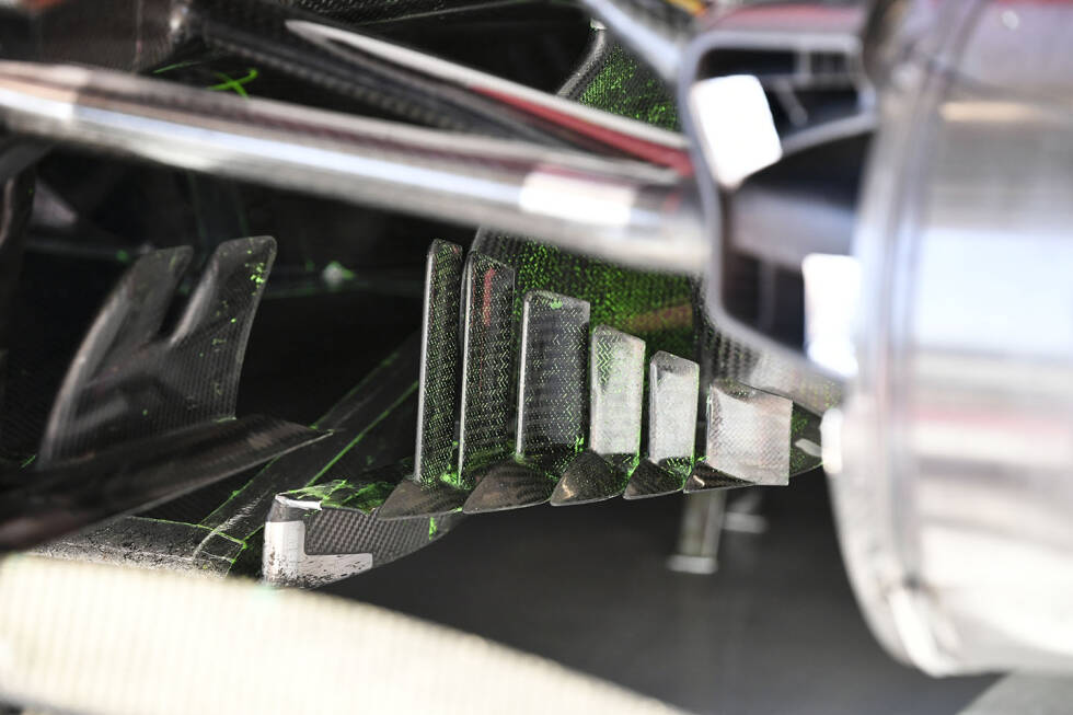 Foto zur News: Detailaufnahme der seitlichen Windabweiser am C39-Ferrari. Hier ist gut zu erkennen, wie kleinteilig und zerklüftet die Aerodynamik in diesem Bereich des Fahrzeugs ausfällt.