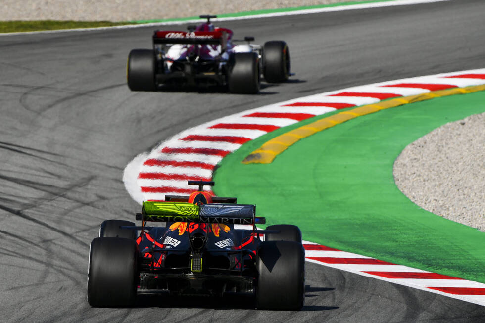 Foto zur News: Das Farbenspiel bei Red Bull: Die linke Seite des Heckflügels wurde mit gelber Flow-Vis-Farbe bestrichen, rechts nutzt das Team eine hellblaue Version der Farbe.