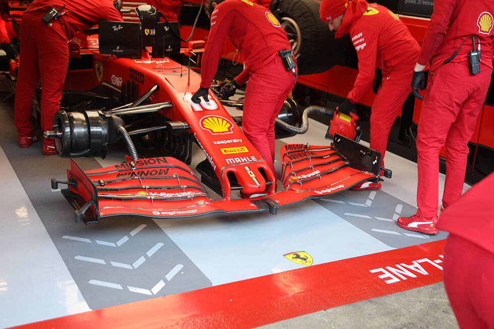 Foto zur News: An den Endplatten des Ferrari-Frontflügels sind diverse Messinstrumente angebracht. Auch zentral am Hauptprofil ist ein Sensor zu erkennen. Ferrari misst damit den Abstand des Frontflügels zum Boden und kann so überprüfen, wie sehr sich der Frontflügel während der Fahrt durchbiegt.