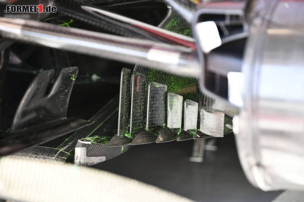 Foto zur News: Detailaufnahme der seitlichen Windabweiser am C39-Ferrari. Hier ist gut zu erkennen, wie kleinteilig und zerklüftet die Aerodynamik in diesem Bereich des Fahrzeugs ausfällt.