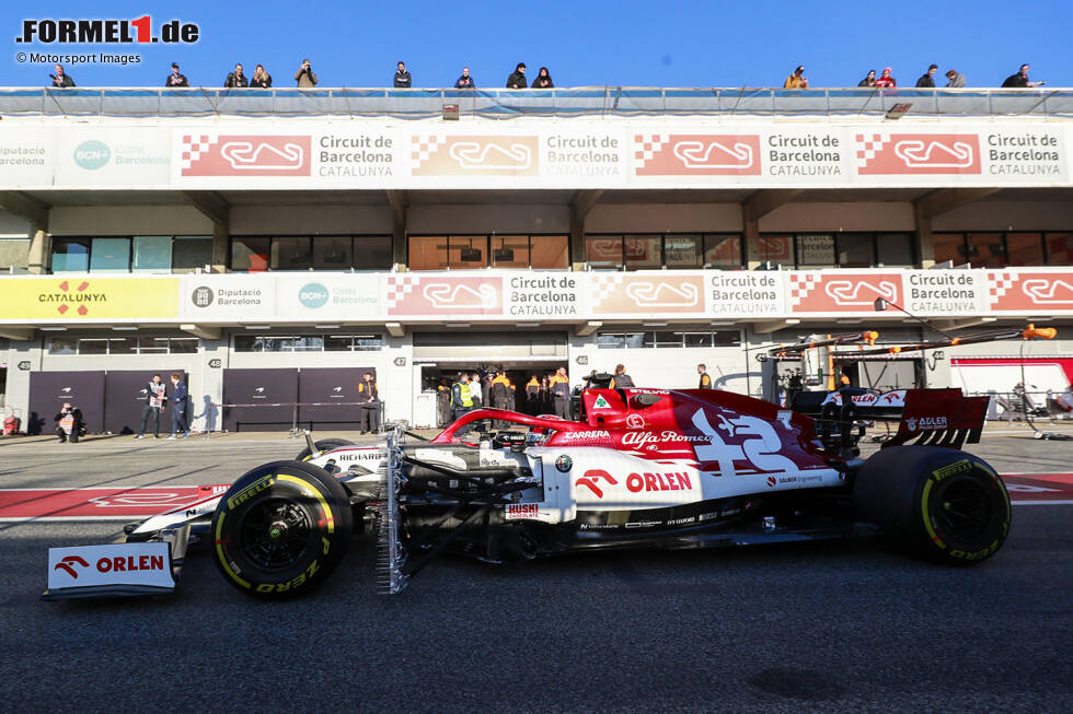 Hinter den Vorderrädern ist am Alfa Romeo ein Sensorengitter eingebaut, womit das Team den Luftstrom hinter den Vorderrädern sichtbar machen kann. Hinter den Vorderrädern ist am Alfa Romeo ein Sensorengitter eingebaut, womit das Team den Luftstrom hinter den Vorderrädern sichtbar machen kann.
