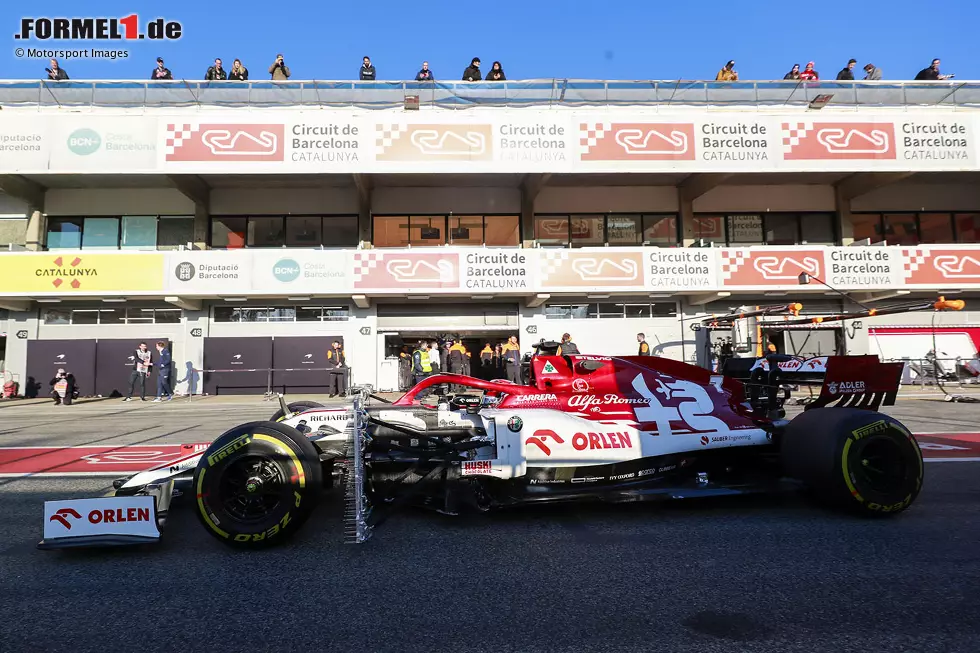 Foto zur News: Hinter den Vorderrädern ist am Alfa Romeo ein Sensorengitter eingebaut, womit das Team den Luftstrom hinter den Vorderrädern sichtbar machen kann.