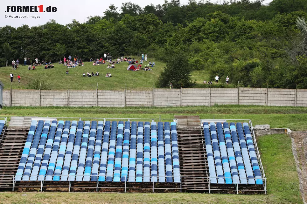 Foto zur News: Hier in diesem Foto wird aber deutlich: Diese Zuschauer haben nichts falsch gemacht, im Gegenteil. Sie halten sich außerhalb des Streckengeländes auf - und das ist erlaubt.