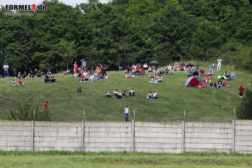 Foto zur News: Die Nahaufnahme zeigt: Ganze Familien sind gekommen, um hier dem Formel-1-Spektakel beizuwohnen. Nicht so nah wie sonst, aber immerhin!