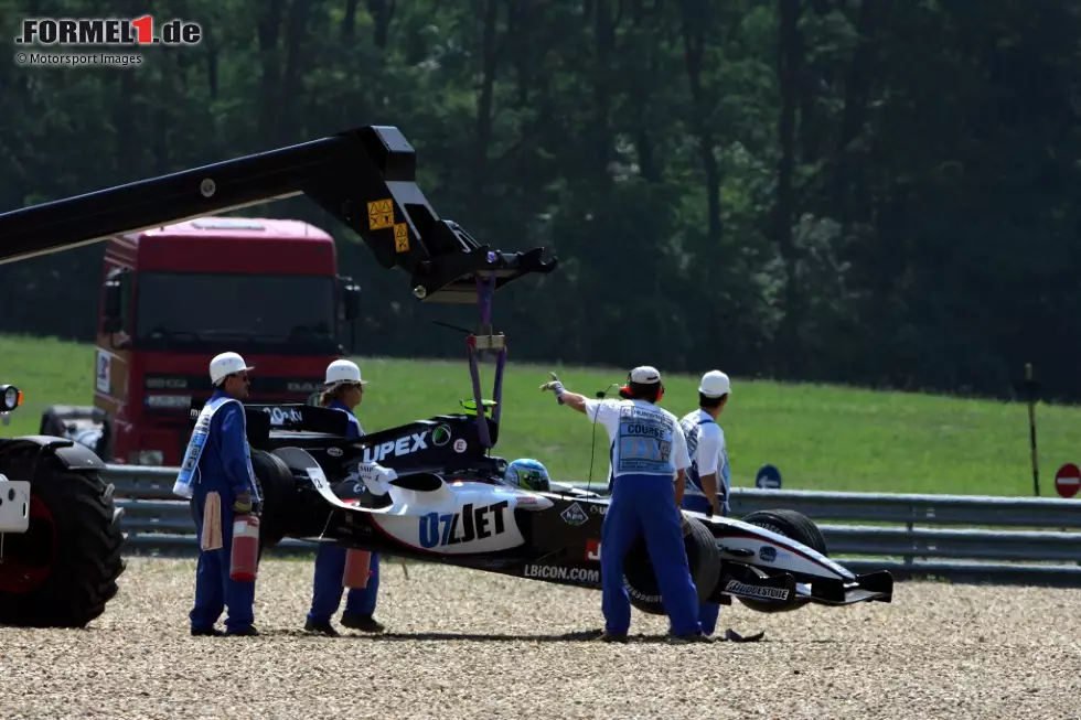 An seinem 42. Geburtstag darf er den Minardi fahren. Seine Bilanz: 6,8 Sekunden Rückstand auf Teamkollege Christijan Albers und ein Dreher ins Kiesbett. Nissany sagt später, das Auto hätte zu viel Grip gehabt - kurios! Sohn Roy versucht nun in die Fußstapfen zu treten: Er startet 2020 in der Formel 2 und ist Testpilot von Williams. Foto zur News: An seinem 42. Geburtstag darf er den Minardi fahren. Seine Bilanz: 6,8 Sekunden Rückstand auf Teamkollege Christijan Albers und ein Dreher ins Kiesbett. Nissany sagt später, das Auto hätte zu viel Grip gehabt - kurios! Sohn Roy versucht nun in die Fußstapfen zu treten: Er startet 2020 in der Formel 2 und ist Testpilot von Williams.