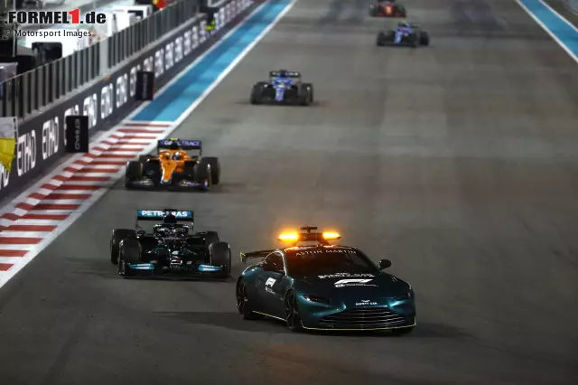 Foto zur News: 2021: Beim Finale in Abu Dhabi spricht Lewis Hamilton am Funk von "Manipulation". Denn: Er führt souverän, dann kommt kurz vor Schluss das Safety-Car, Rennleiter Masi drückt einen späten Restart durch - und Verstappen überholt und wird Weltmeister. Verschwörung gegen Mercedes? Aus der Historie gibt es noch mehr schräge Geschichten ...