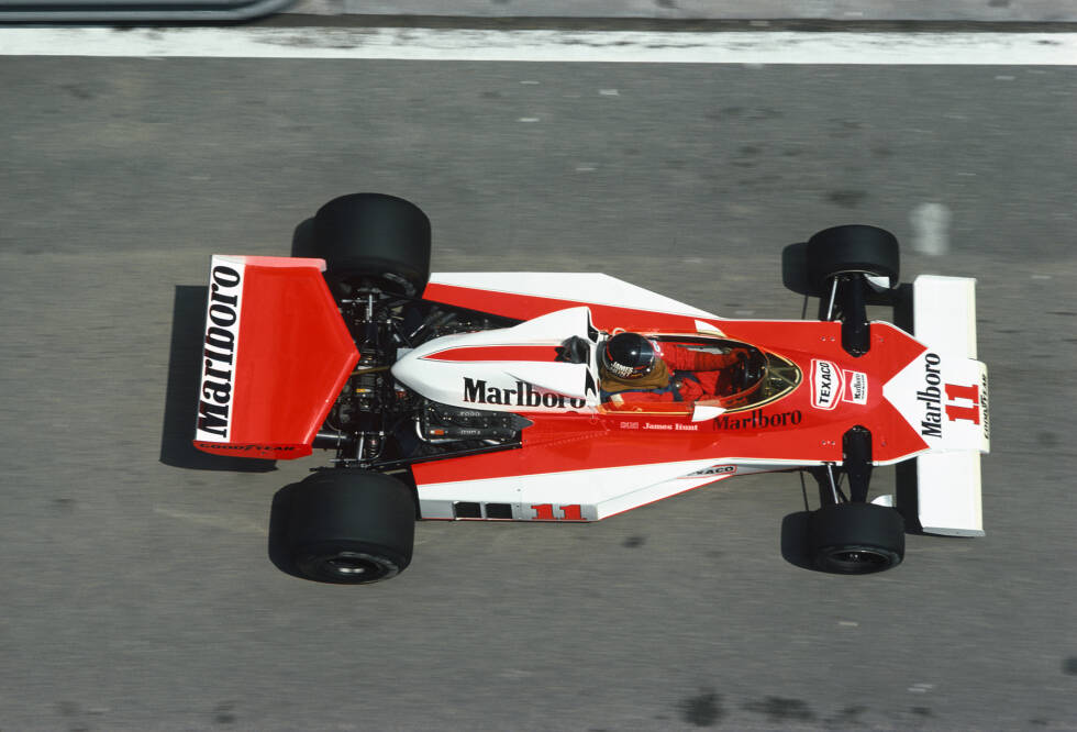 Foto zur News: 1976: James Hunt gewinnt in Spanien für McLaren, verliert den Sieg, weil das Auto zu breit ist, bekommt den Sieg aber Monate später wieder zurück. Um den Titelkampf gegen Niki Lauda spannender zu machen, weil Lauda bereits vier Saisonsiege erzielt hat? Diese Spekulation gibt&#039;s seit Jahrzehnten.