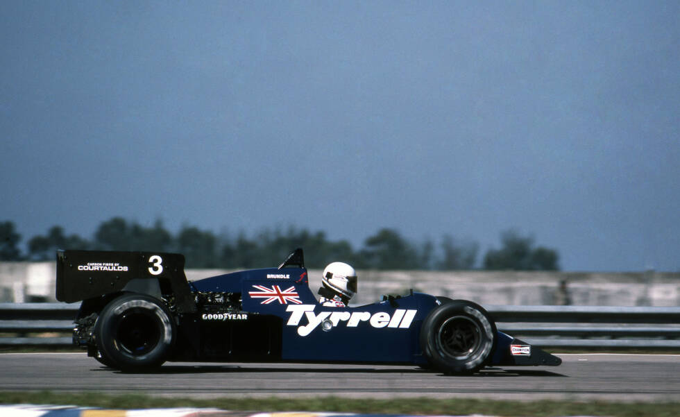 Foto zur News: 1984: Tyrrell fährt untergewichtig und wird, als das auffliegt, für die komplette Saison disqualifiziert. Eine Theorie aber besagt: Der wahre Grund für die Disqualifikation ist, dass sich Tyrrell bewusst gegen die Teamvereinigung FOCA von Bernie Ecclestone stellt. Und Ecclestone hat den längeren Arm ...