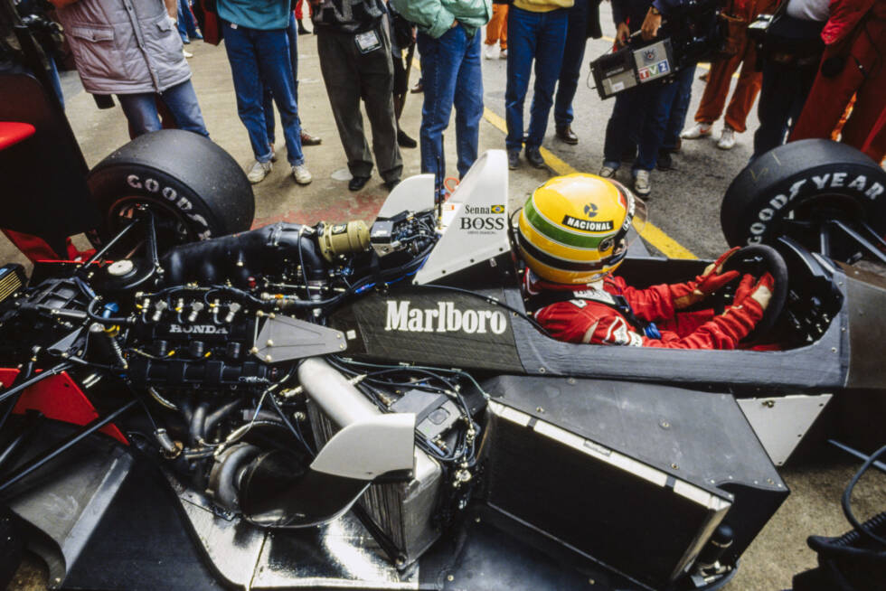 Foto zur News: 1988: Honda will mit Ayrton Senna Weltmeister werden, aber den Titel soll er unbedingt beim Honda-Heimrennen in Suzuka besiegeln. Deshalb, so vermuten manche, spinnt bei Senna in der Saison-Endphase mehrfach die Benzinanzeige im Cockpit und er verliert so viele Punkte, damit das Honda-Timing für Suzuka passt.