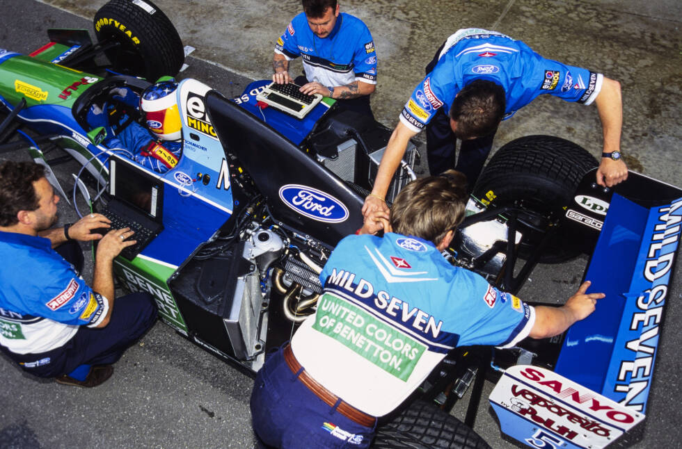 Foto zur News: 1994: Benetton fährt unerlaubt mit Traktionskontrolle, sagen die einen. Der Weltverband FIA sabotiert das Team bewusst mit konstruierten Strafen, meinen die anderen. So oder so: Alleine um die Benetton-Saison 1994 und den ersten Schumacher-Titel ranken sich etliche Verschwörungstheorien!