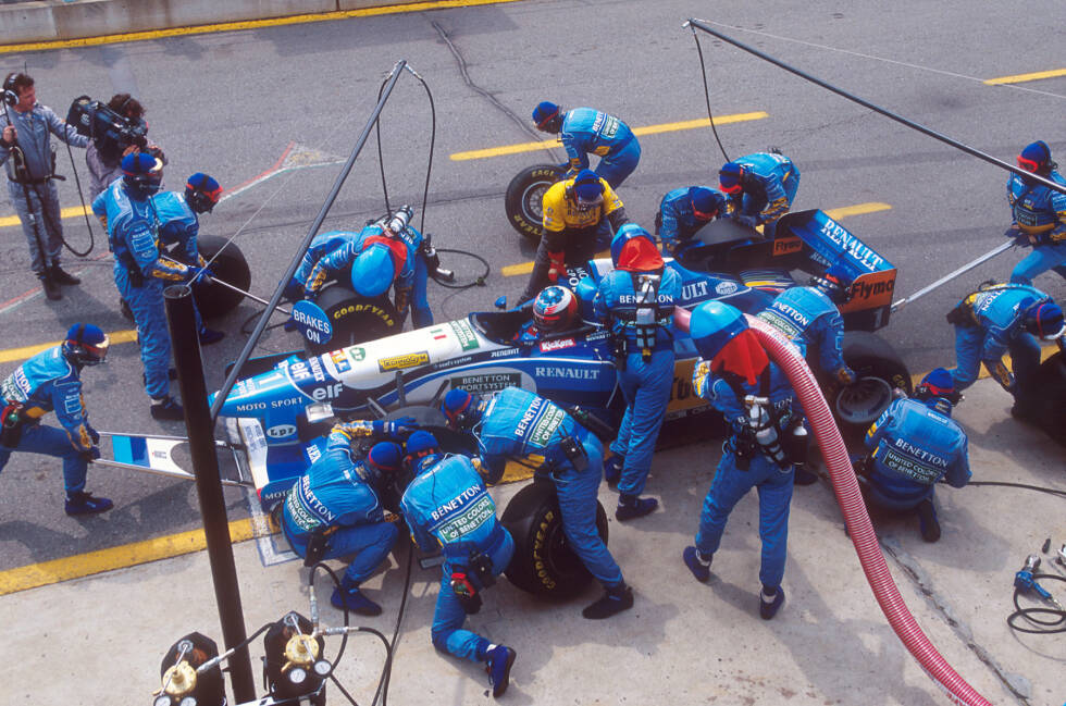 Foto zur News: 1995: Die Erfolge von Benetton zur Mitte der 1990er-Jahre fährt Michael Schumacher praktisch im Alleingang ein. Weil Benetton überhaupt nicht das Budget hat, um parallel zwei gleichwertig gute Formel-1-Autos einzusetzen, wie manche Beobachter behaupten. Das zweite Fahrzeug werde einfach nur &quot;zusammengeschustert&quot;.