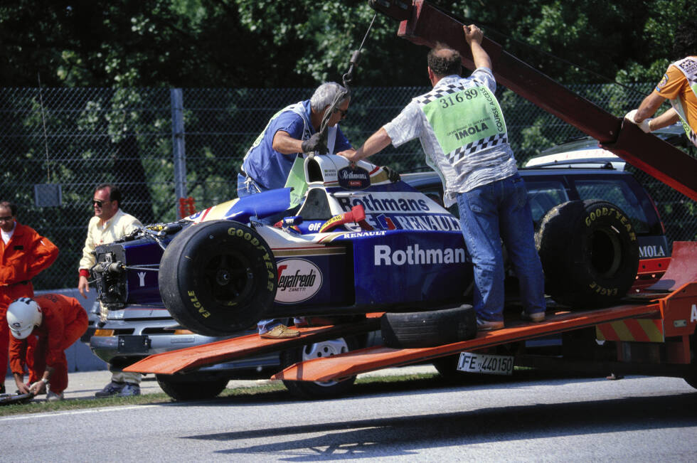 Foto zur News: 1994: Was hat den tödlichen Unfall von Ayrton Senna in Imola verursacht? Das können etliche Gerichtsverhandlungen und Studien über Jahre nicht final klären. Und wo sind die letzten Sekunden der Onboard-Kamera des Autos abgeblieben? Manche glauben: &quot;Verschollen&quot;, um die wahre Unfallursache zu verschleiern und das Williams-Team zu schützen.