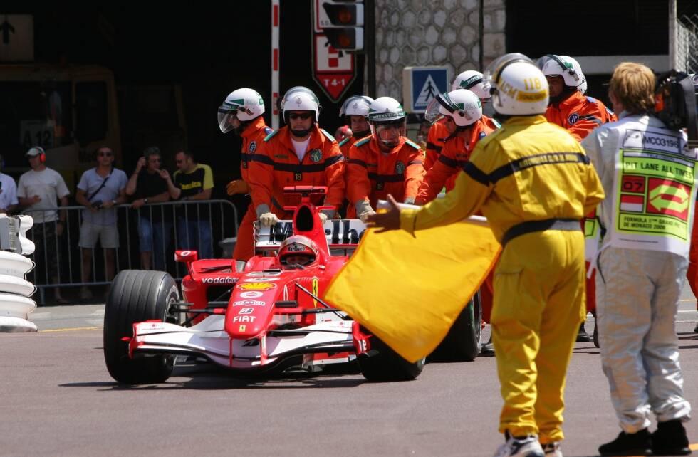 Foto zur News: 2006: Absicht oder nicht im Formel-1-Qualifying in Monte Carlo? Kurz vor Schluss kommt Michael Schumacher in der Rascasse-Kurve zum Stehen, ohne Einschlag. Das Auto blockiert die Strecke, niemand kann sich mehr steigern - und Schumacher steht auf Pole, wird später bestraft. Was dahinter steckt, hat er selbst nie offiziell gemacht.