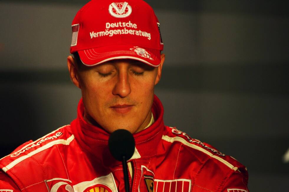 Foto zur News: 2006: Wie freiwillig ist der erste Formel-1-Rücktritt von Michael Schumacher in Monza wirklich? Ferrari hat bereits Kimi Räikkönen für 2007 geholt, der neben Schumacher hätte fahren sollen. Beendet &quot;Schumi&quot; seine Karriere zugunsten seines Freundes Felipe Massa, obwohl er eigentlich weitermachen will? 2010 kehrt er zurück ...