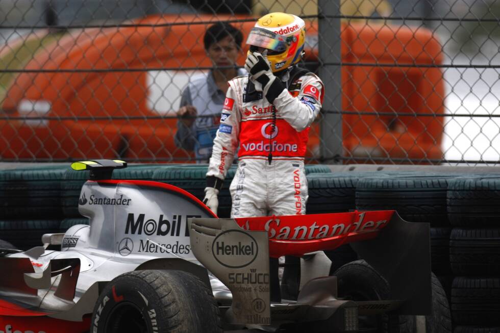Foto zur News: 2007: McLaren bestimmt die Formel-1-WM und liegt mit Fernando Alonso und Lewis Hamilton auf Titelkurs. Doch &quot;Spygate&quot; lässt das Traditionsteam straucheln - und am Ende gewinnt Ferrari-Mann Kimi Räikkönen den Titel. Weil McLaren einen WM-Ausschluss fürchtet oder einen &quot;Titel mit Makel&quot;, und deshalb nicht gewinnen will, wie manche vermuten.