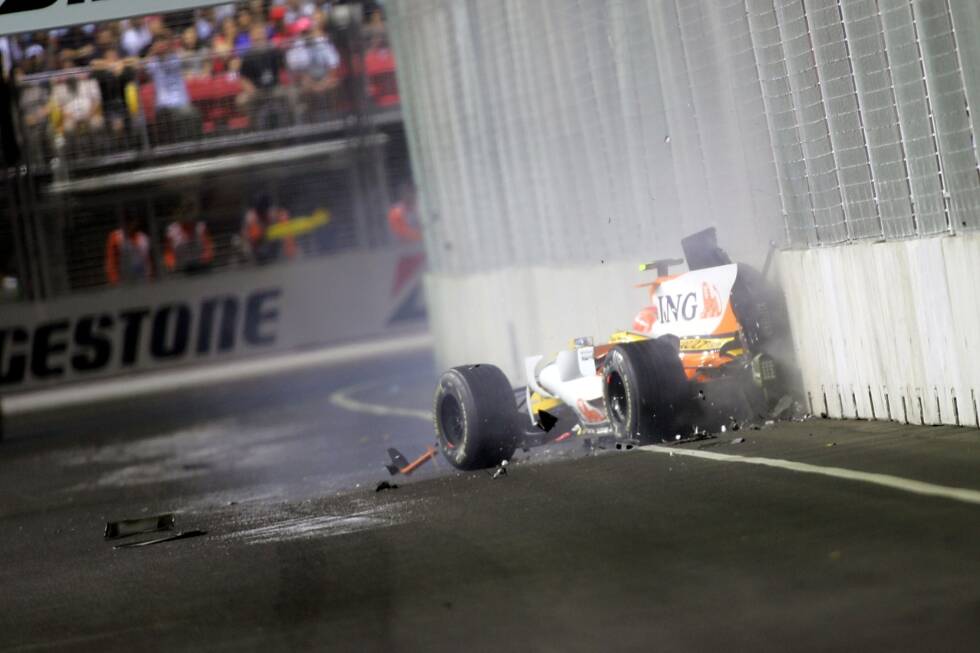 Foto zur News: 2008: Nelson Piquet jr. crasht auf Ansage, Fernando Alonso profitiert von der Gelbphase und gewinnt. Der Singapur-Skandal fliegt ein Jahr danach auf. Die große Frage aber lautet: War Alonso in die Pläne von Flavio Briatore eingeweiht? Bis heute ein Formel-1-Mysterium!