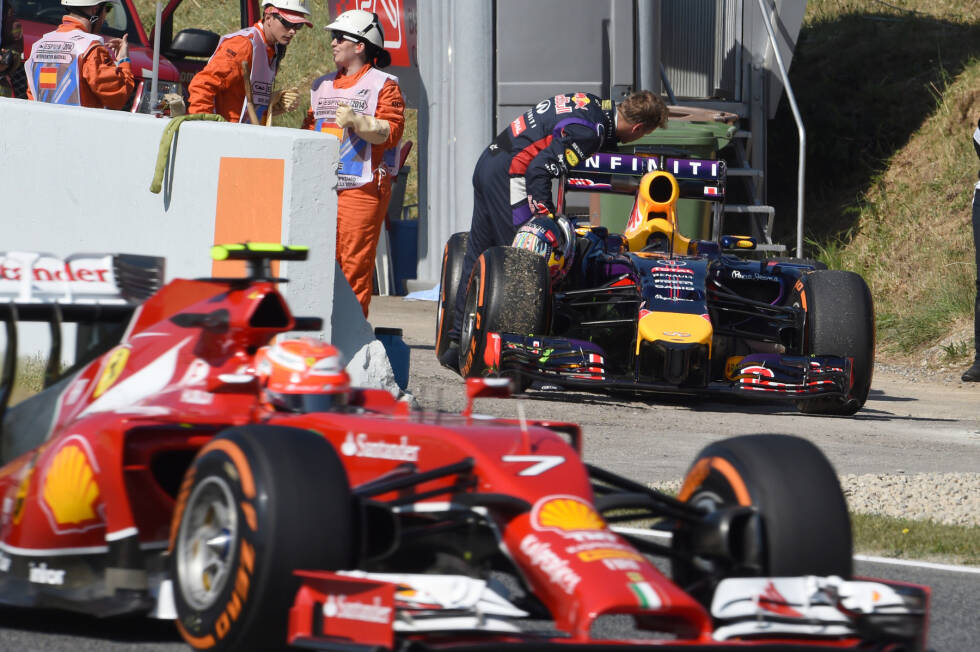 Foto zur News: 2014: Weltmeister Sebastian Vettel bleibt bei Red Bull ohne Sieg, wird nur WM-Fünfter. Weil er absichtlich langsam ist, um eine Leistungsklausel zu umgehen, die ihn sonst auch für 2015 an Red Bull binden würde? Fakt ist: Vettel kann 2015 zu Ferrari wechseln, und ist plötzlich wieder voll da!