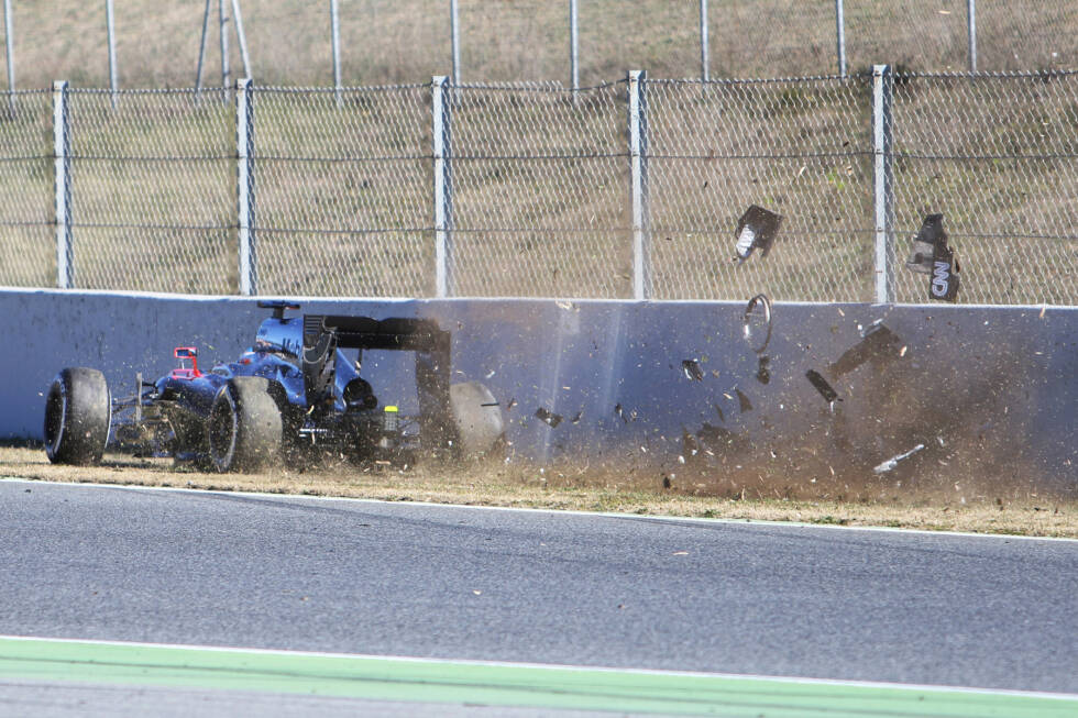 Foto zur News: 2015: Fernando Alonso verunfallt bei den Tests in Barcelona, kommt ins Krankenhaus. McLaren sagt, ein plötzlicher Windstoß sei schuld. Alonso selbst widerspricht später und meint, es habe einen Defekt gegeben. Wieder andere glauben an einen Stromschlag vor dem Abflug. Was es wirklich war? Bis heute nicht geklärt!