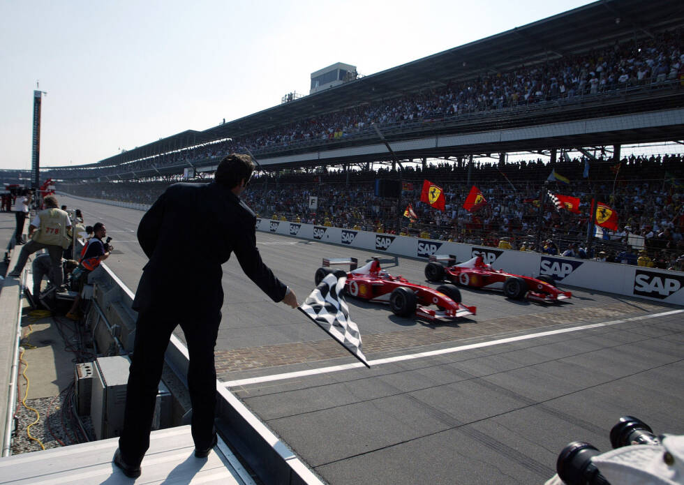 Foto zur News: 2002: Rubens Barrichello gewinnt das Fotofinish in Indianapolis gegen Michael Schumacher, der lange geführt hatte. Absicht von &quot;Schumi&quot;, um sich bei &quot;Rubinho&quot; für einen geschenkten Sieg zu revanchieren? Ein missglücktes PR-Foto? Oder einfach nur Zufall? Das weiß man einfach nicht!