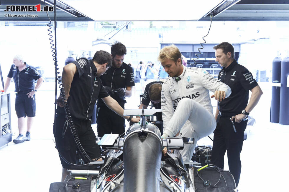 Foto zur News: 2016: Vor Saisonbeginn tauscht Mercedes die Crews von Lewis Hamilton und Nico Rosberg. Unter anderem Hamiltons Chefmechaniker wechselt zu Rosberg - nach zwei gemeinsamen Titelgewinnen. Mercedes will damit eine Lagerbildung verhindern. Hamilton sagt später: Was wirklich passiert ist, will er in einem Buch enthüllen. Wir warten darauf!