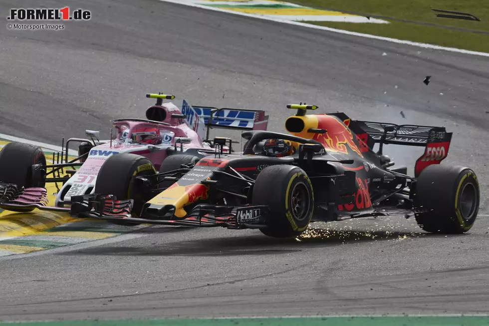 Foto zur News: 2018: Der überrundete Esteban Ocon räumt in Brasilien den führenden Max Verstappen ab, der durch diese Aktion seine Siegchancen verliert. Pikant: Ocon ist zu dieser Zeit Mercedes-Junior - und statt Verstappen gewinnt Lewis Hamilton das Rennen. Wer im ersten Moment eine Verschwörung wittert: Verstappen-Boss Helmut Marko.