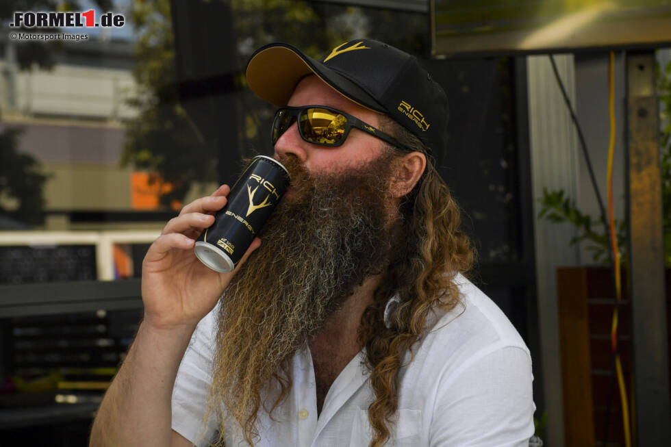 2019: William Storey und seine Energydrink-Marke Rich Energy werden Titelsponsor bei Haas. Monate später trennt man sich im Unfrieden, es kommt zur medialen Schlammschlacht - alles genau dokumentiert in der Netflix-Serie zur Formel 1, die Haas/Rich Energy viel On-Air-Zeit bietet. Alles nur ein PR-Kalkül von Storey? 2019: William Storey und seine Energydrink-Marke Rich Energy werden Titelsponsor bei Haas. Monate später trennt man sich im Unfrieden, es kommt zur medialen Schlammschlacht - alles genau dokumentiert in der Netflix-Serie zur Formel 1, die Haas/Rich Energy viel On-Air-Zeit bietet. Alles nur ein PR-Kalkül von Storey?