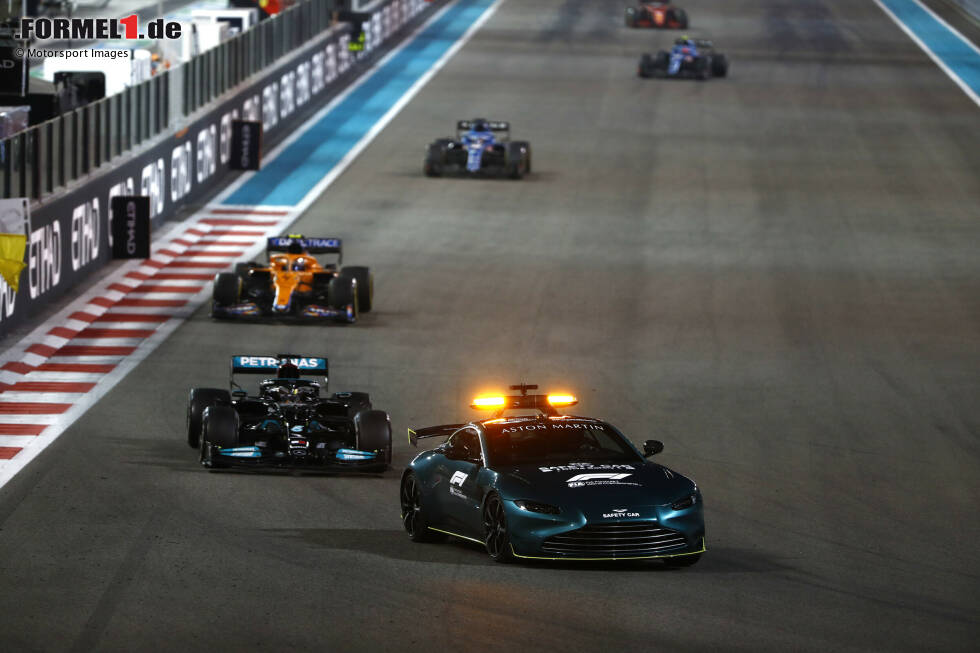 2021: Beim Finale in Abu Dhabi spricht Lewis Hamilton am Funk von "Manipulation". Denn: Er führt souverän, dann kommt kurz vor Schluss das Safety-Car, Rennleiter Masi drückt einen späten Restart durch - und Verstappen überholt und wird Weltmeister. Verschwörung gegen Mercedes? Aus der Historie gibt es noch mehr schräge Geschichten ... 2021: Beim Finale in Abu Dhabi spricht Lewis Hamilton am Funk von "Manipulation". Denn: Er führt souverän, dann kommt kurz vor Schluss das Safety-Car, Rennleiter Masi drückt einen späten Restart durch - und Verstappen überholt und wird Weltmeister. Verschwörung gegen Mercedes? Aus der Historie gibt es noch mehr schräge Geschichten ...