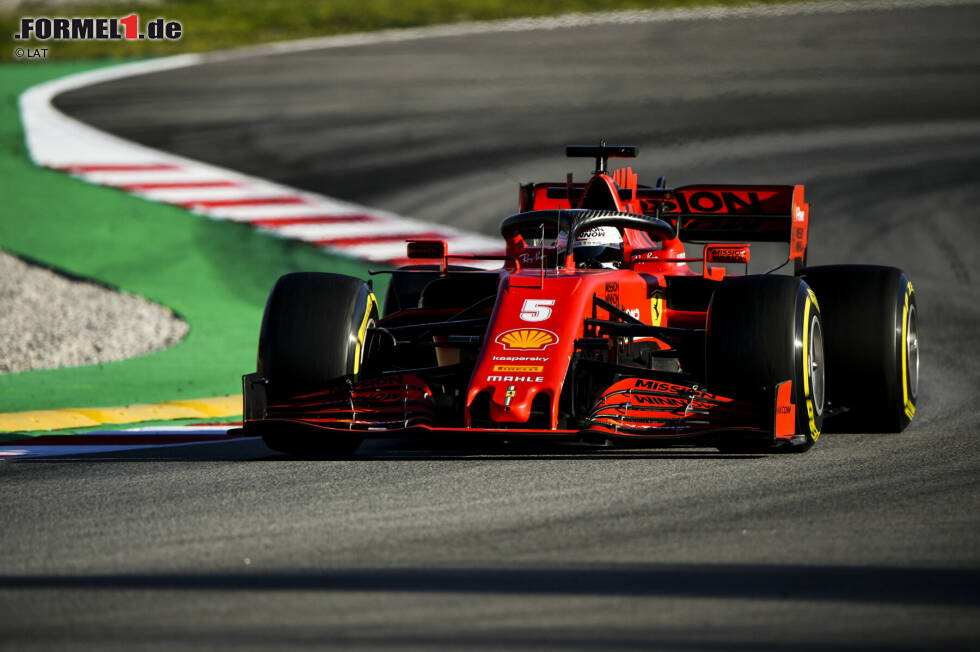 Foto zur News: Am zweiten Tag der Formel-1-Testfahrten in Barcelona griff der viermalige Weltmeister Sebastian Vettel erstmals ins Geschehen ein. Hier sind die schönsten Bilder von Vettel im neuen Ferrari SF1000!