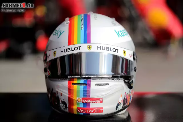 Foto zur News: Der neue Formel-1-Helm von Ferrari-Fahrer Sebastian Vettel: Statt der Deutschland-Flagge zieht sich nun ein Regenbogen über den Kopfschutz, den ...