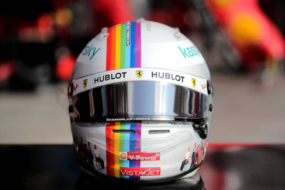 Foto zur News: Der neue Formel-1-Helm von Ferrari-Fahrer Sebastian Vettel: Statt der Deutschland-Flagge zieht sich nun ein Regenbogen über den Kopfschutz, den ...