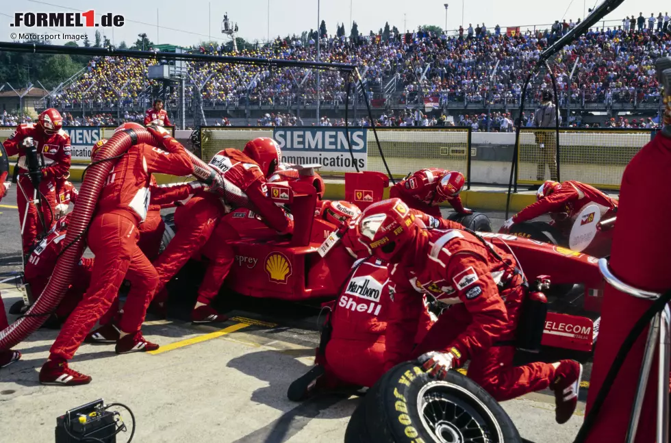Die Position der Flügel macht es den Mechanikern beim Boxenstopp aber schwierig und gilt daher als Sicherheitsrisiko. Die FIA verbietet sie auch deswegen. Foto zur News: Die Position der Flügel macht es den Mechanikern beim Boxenstopp aber schwierig und gilt daher als Sicherheitsrisiko. Die FIA verbietet sie auch deswegen.
