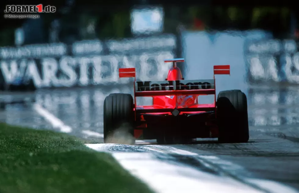 Foto zur News: Die Heckansicht des Ferrari zeigt, wie hoch und breit die Flügel sind.