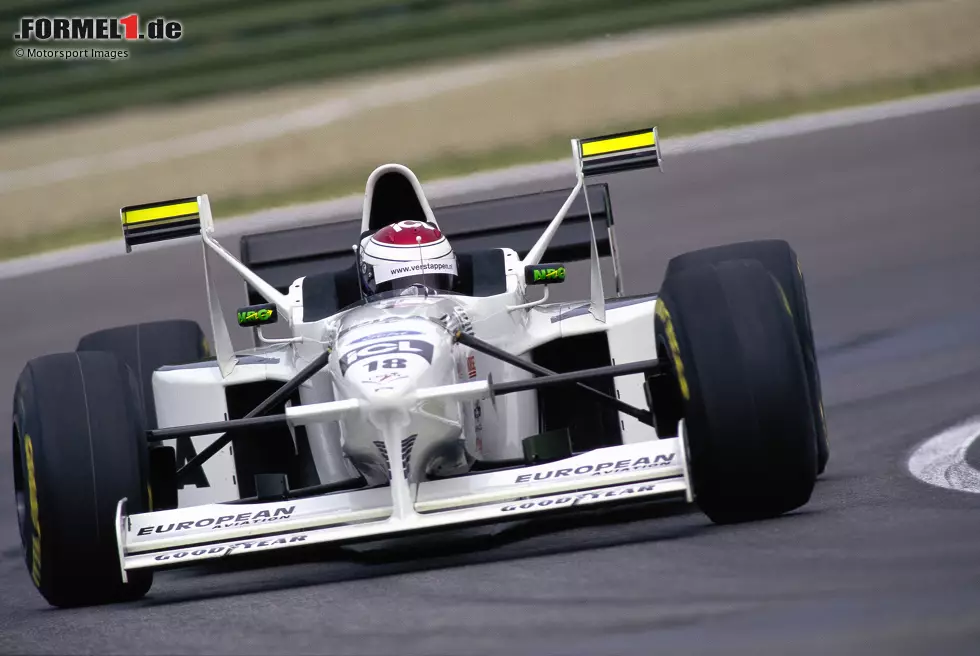 Foto zur News: Jos Verstappen am Steuer des Tyrrell 025 in San Marino. Der Niederländer ist durch die gelbe Farbe auf den Flügeln zu erkennen.