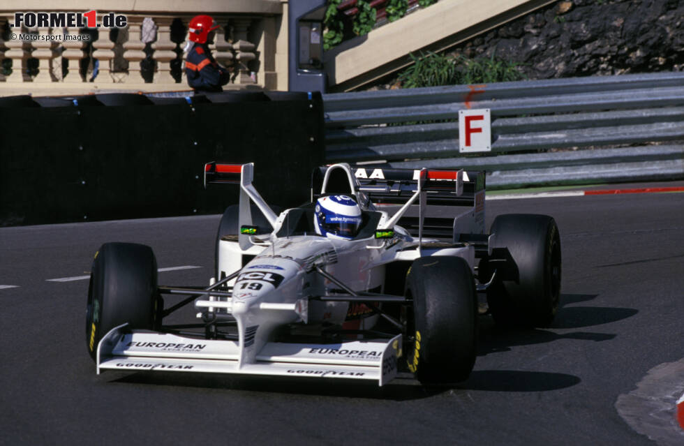 Mika Salo am Steuer des Tyrrell 025 in Monaco. Die rote Farbe auf dem X-Wing dient zur Identifizierung des Finnen. Mika Salo am Steuer des Tyrrell 025 in Monaco. Die rote Farbe auf dem X-Wing dient zur Identifizierung des Finnen.