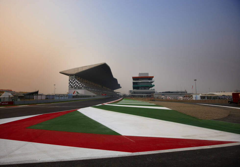 Foto zur News: 2011: 2 Rennen rein, 2 Rennen raus - Eigentlich sollten erstmals 20 Rennen stattfinden, doch aufgrund politischer Unruhen findet der Saisonauftakt in Bahrain nicht statt. Neu dabei ist dafür die nächste asiatische Strecke: der Buddh International Circuit in Indien. Derweil rotiert in Deutschland wieder der Nürburgring rein.