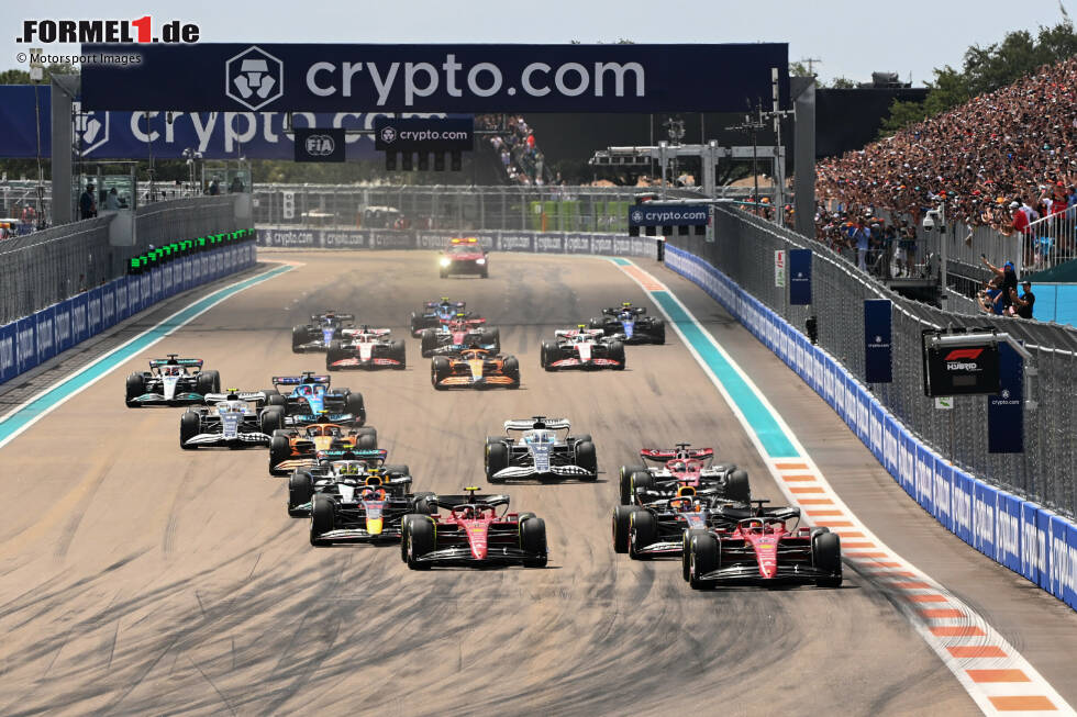 Der Formel-1-Kalender wächst immer weiter. 22 Rennen finden in der Saison 2022 statt, 2023 sollen es sogar 24 sein. Auch immer neue Strecken finden den Weg in den Kalender, dafür fallen Klassiker weg. Wir schauen, wie sich der Formel-1-Kalender in den vergangenen Jahren von Jahr zu Jahr verändert hat. Der Formel-1-Kalender wächst immer weiter. 22 Rennen finden in der Saison 2022 statt, 2023 sollen es sogar 24 sein. Auch immer neue Strecken finden den Weg in den Kalender, dafür fallen Klassiker weg. Wir schauen, wie sich der Formel-1-Kalender in den vergangenen Jahren von Jahr zu Jahr verändert hat.