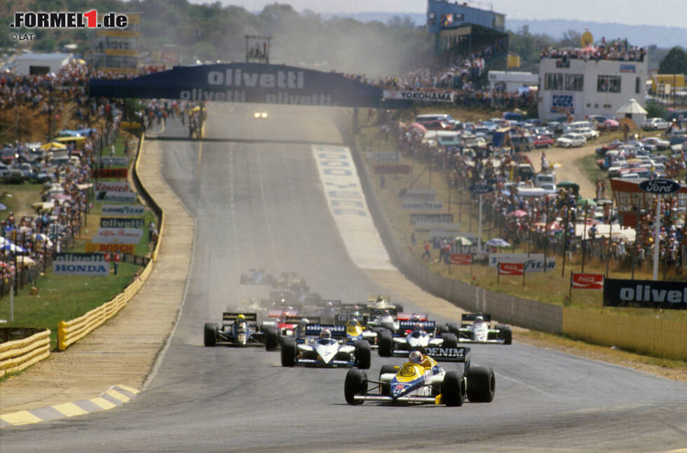 Kyalami - Der Große Preis von Südafrika fand ebenso nie "in Kyalami" statt. Denn Kyalami ist in diesem Fall nicht einmal eine Stadt sondern lediglich der Name der Rennstrecke. Das Wort "Kyalami" bedeutet übersetzt so viel wie "Mein Heim". Die Strecke selbst liegt im Ort Midrand. Kyalami - Der Große Preis von Südafrika fand ebenso nie "in Kyalami" statt. Denn Kyalami ist in diesem Fall nicht einmal eine Stadt sondern lediglich der Name der Rennstrecke. Das Wort "Kyalami" bedeutet übersetzt so viel wie "Mein Heim". Die Strecke selbst liegt im Ort Midrand.