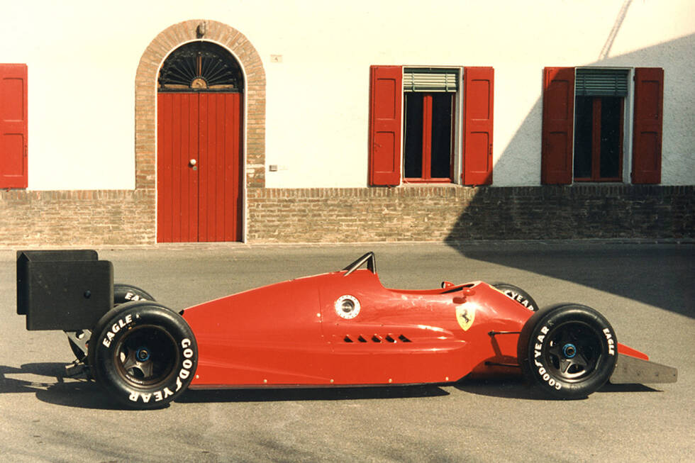 Foto zur News: 1986: Ja, bereits in den 80ern liebäugelt Ferrari mit einem Formel-1-Ausstieg. Damals segnet noch Enzo Ferrari persönlich den Bau eines IndyCars ab, weil er unzufrieden mit dem angekündigten neuen Motorenreglement der Königsklasse ist. Der Ferrari 637 (Foto) aus der Feder von Gustav Brunner wird sogar gebaut - kommt aber nie zum Einsatz.