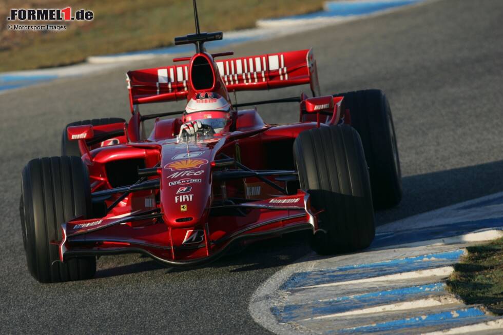 Foto zur News: 2007: Im Jahr eins nach Michael Schumacher gönnt sich Ferrari einen sehr dunklen Rot-Ton auf dem F2007 Es sind die letzten Züge des prominenten Marlboro-Brandings, das nur noch 2008 gut erkennbar ist, danach kaum mehr.